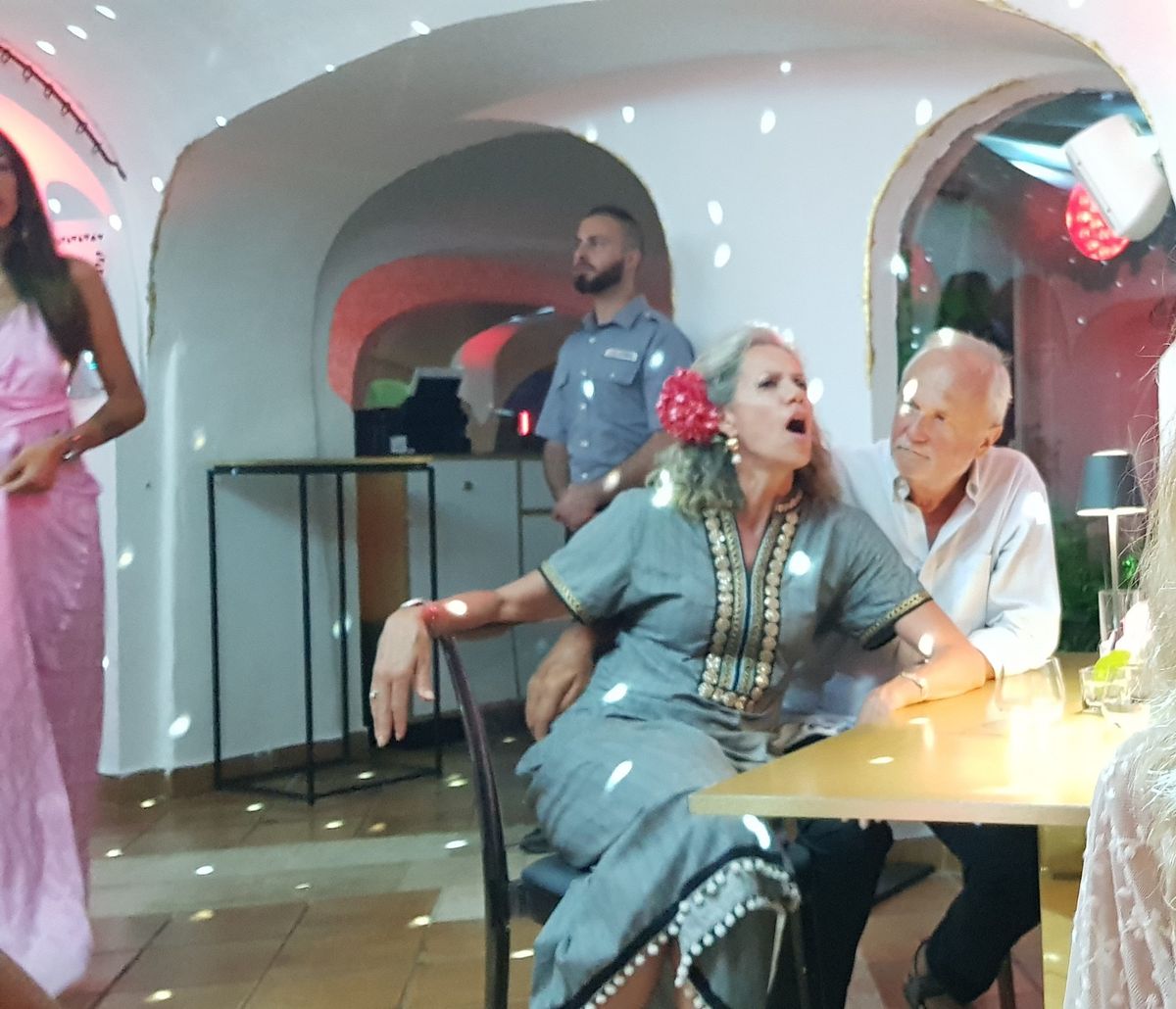 Ma quale Papeete. L’alleanza Grillo-dem balla nel locale Vip tra lazzi e drag queen