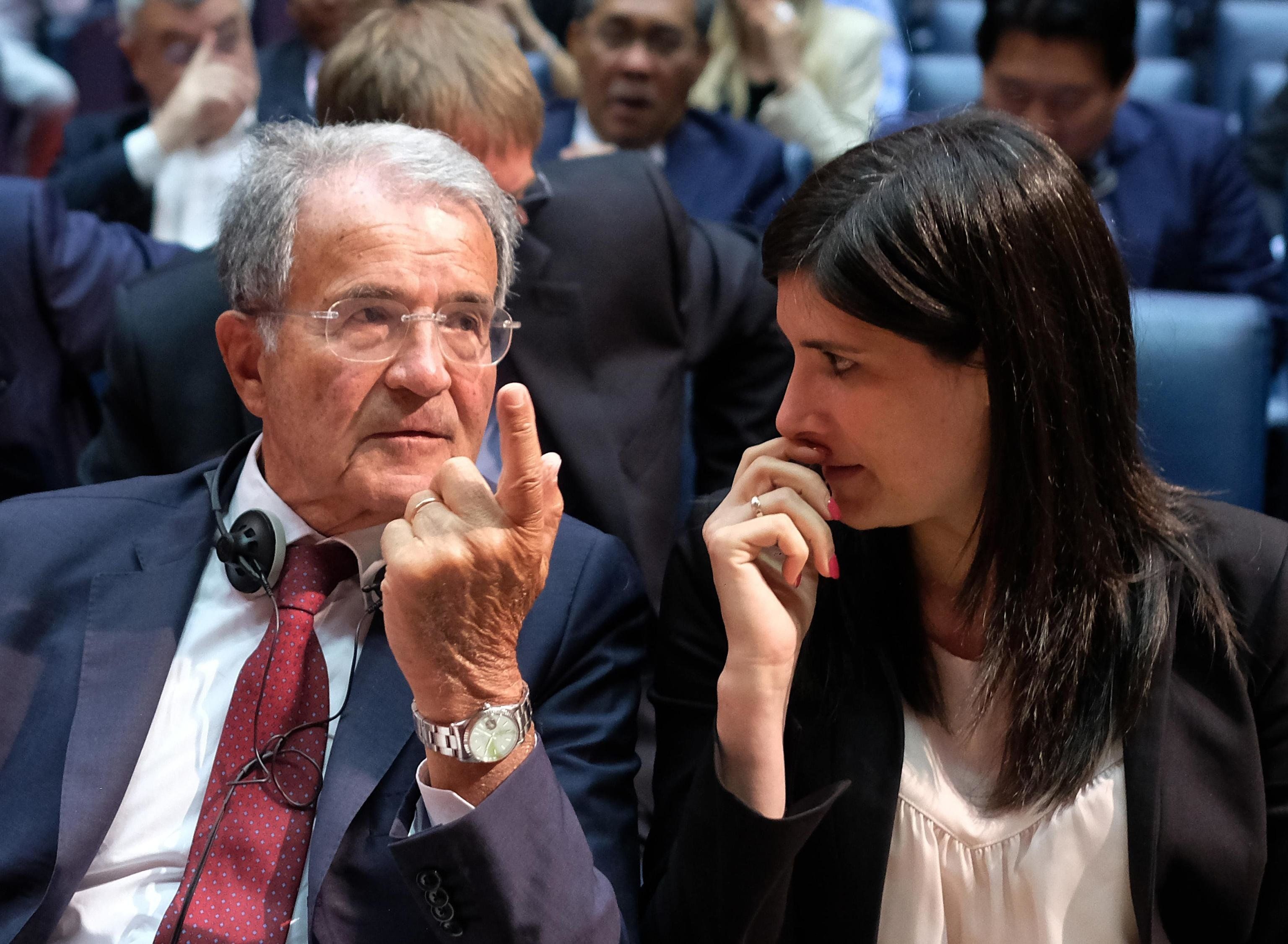 Arriva Prodi e invoca il grande inciucio. Casini e Gianni Letta: «Dentro pure il Cav»