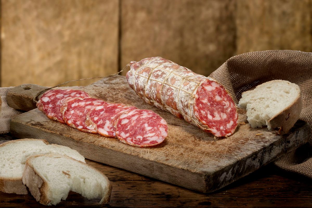 L'aperitivo lombardo: i cocktail incontrano i salumi della tradizione