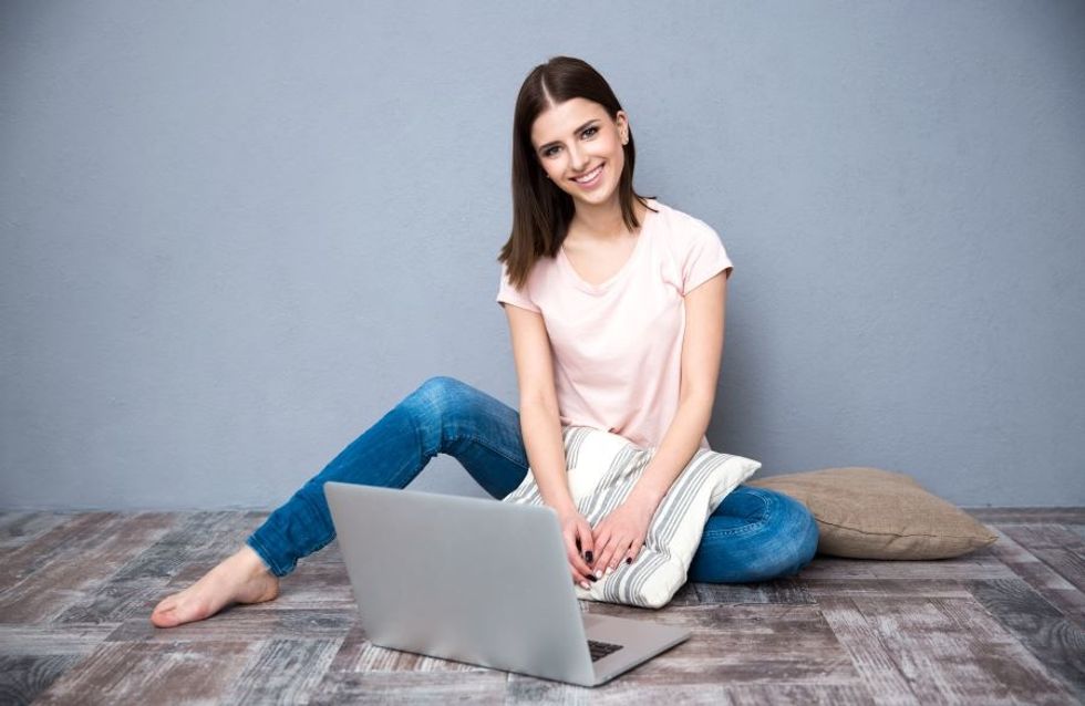 Woman reading The Daily Dose newsletter on her computer and getting free career advice