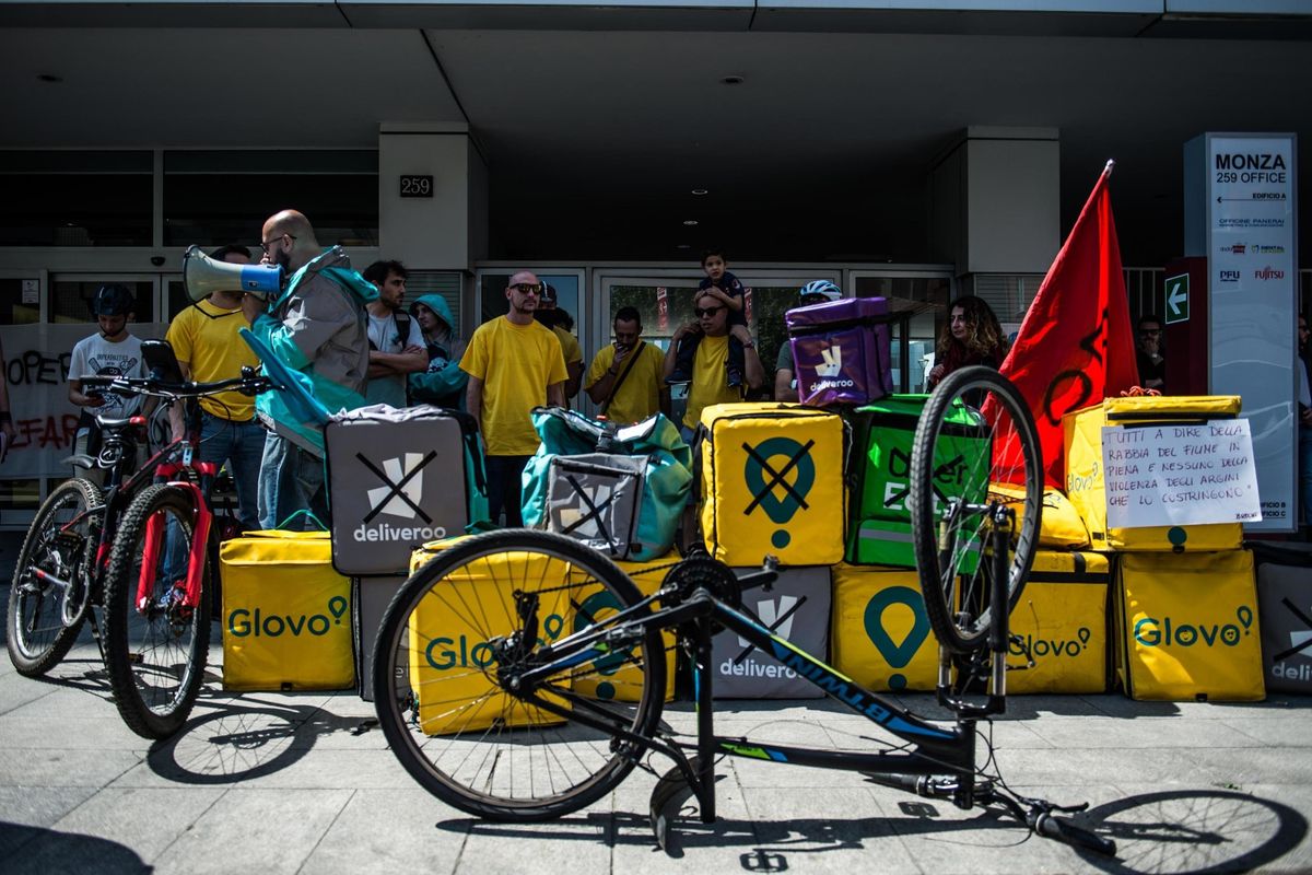 La rossa Feltrinelli fa le consegne con i rider