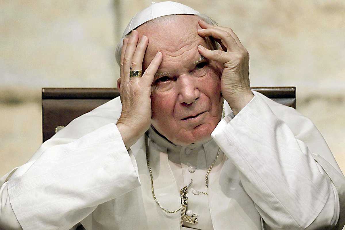 Smentito dagli studenti in rivolta l’istituto che epura i fedeli di Wojtyla