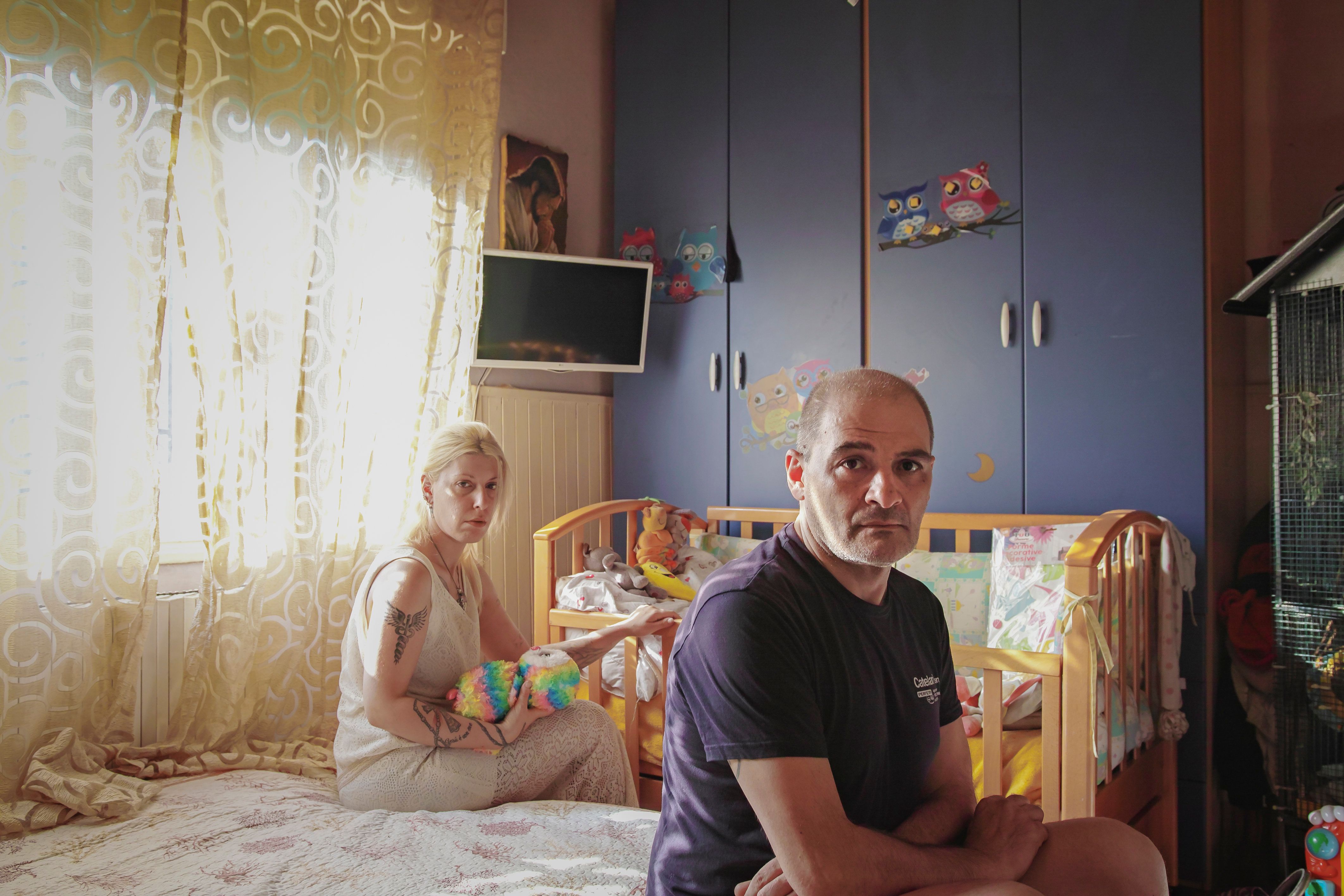 «Qui protezione animali, ci faccia entrare». Ma poi le rubano la figlia