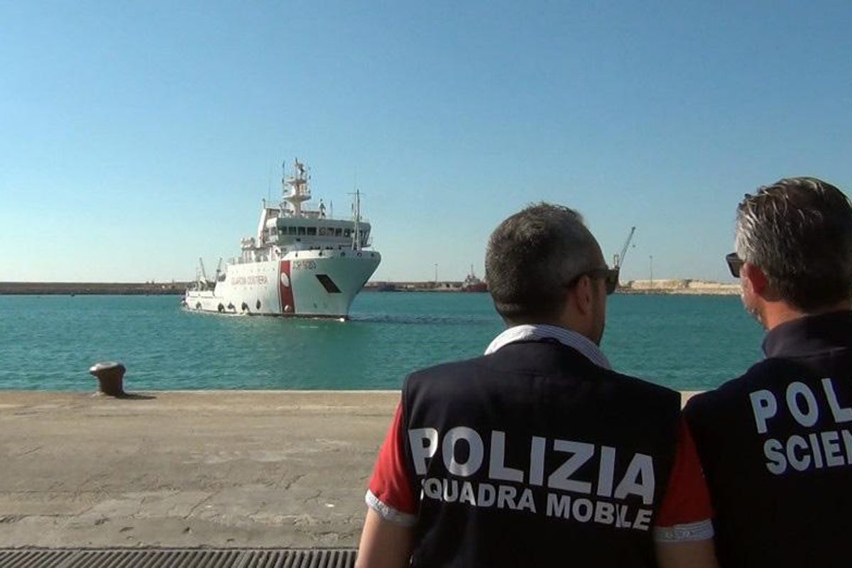Sbarcano i 116 della Gregoretti. Se li accollano la Cei e 5 Paesi Ue