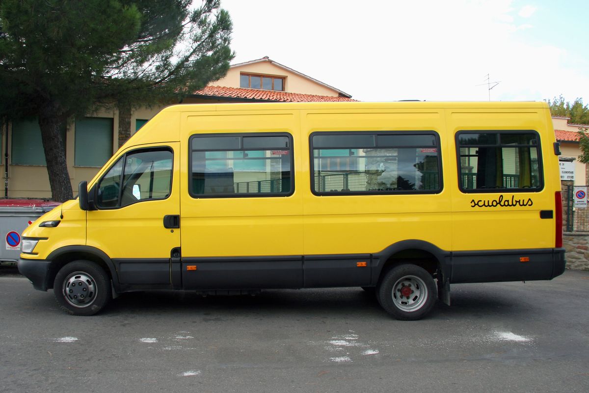 Ubriaco, ribaltò lo scuolabus. Patente ridata