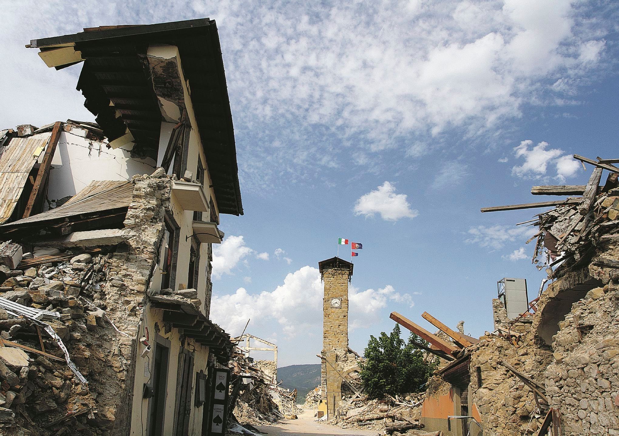 Terremoto, tre anni dopo: «Ci hanno abbandonati»