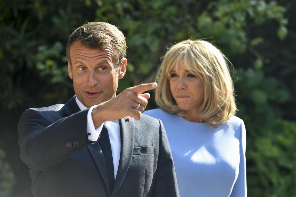 Parigi torna a flirtare con i grillini