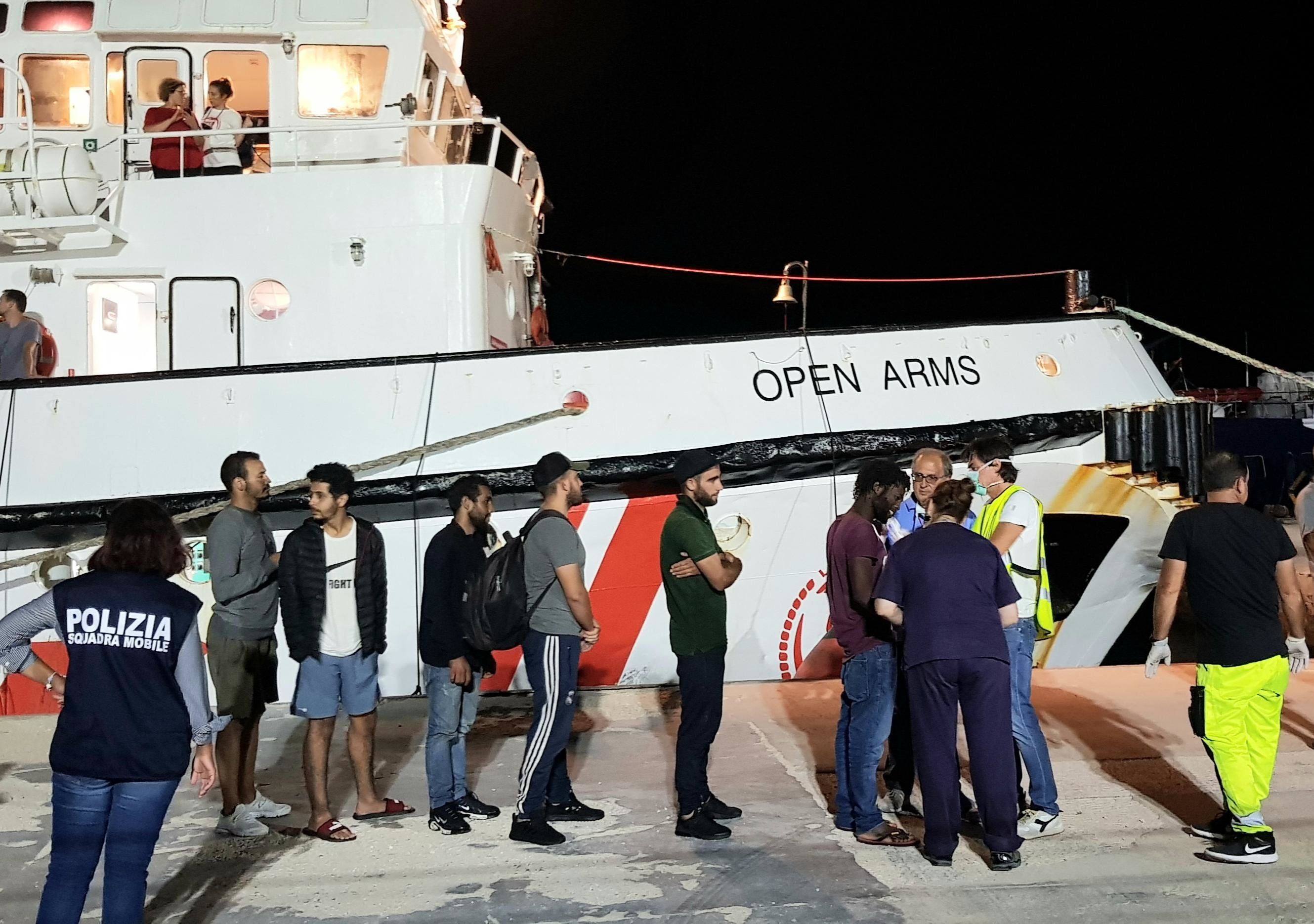 Il tribunale decide: porte aperte agli immigrati che si fingono gay