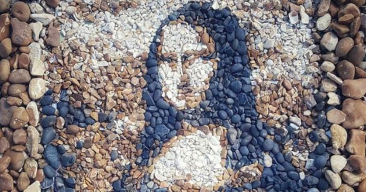 Pair Of Artists Recreates Classic Artwork Out Of Pebbles They Find On The Beach