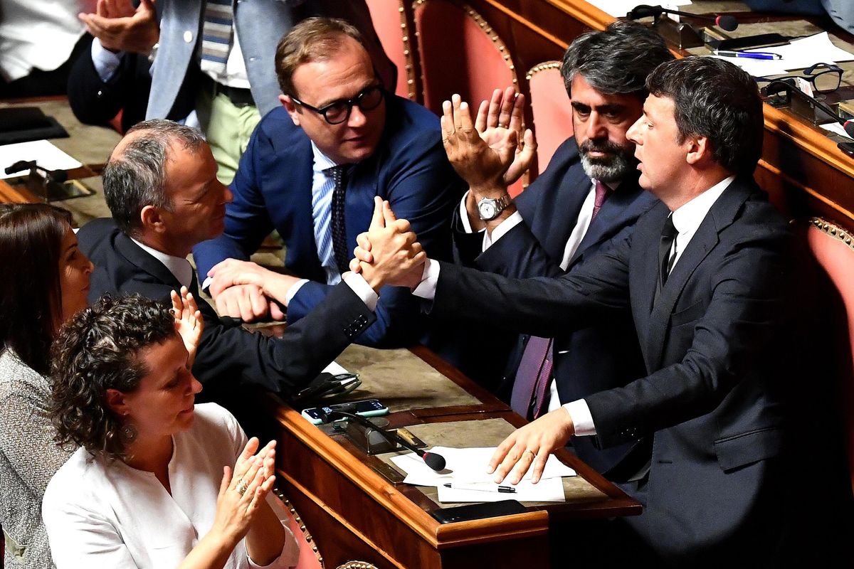 Il Rottamatore ruba la scena a Zingaretti. E usa l’inciucio per riprendersi il Pd