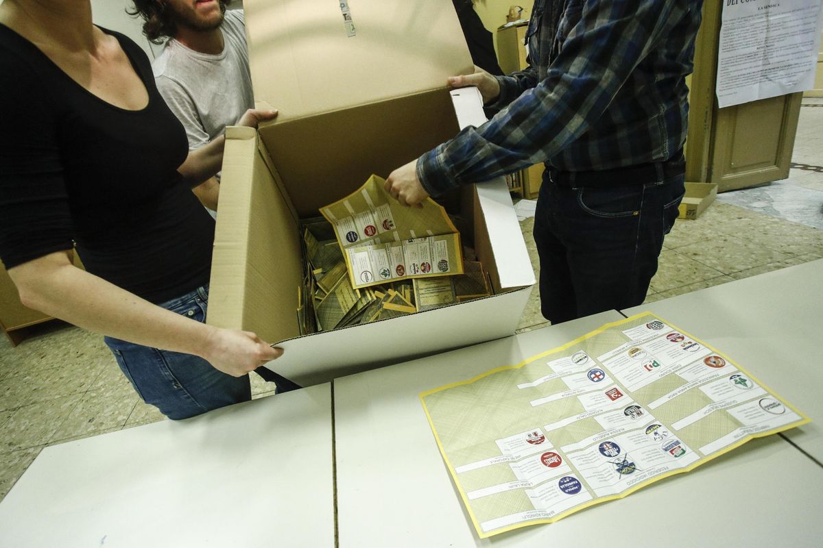 I sondaggi che allontanano le urne. La Lega vola, i grillini verso il crollo