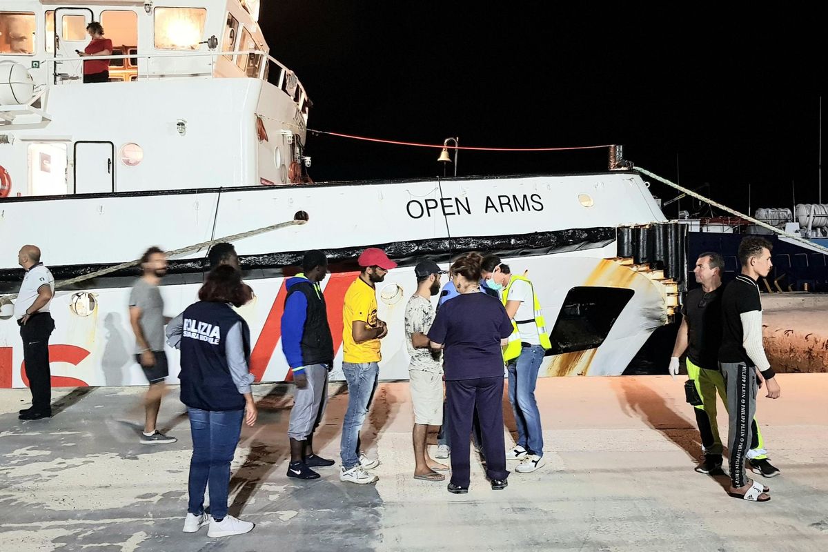 È il solito copione. La Procura sequestra Open arms e ordina: «Migranti a terra»
