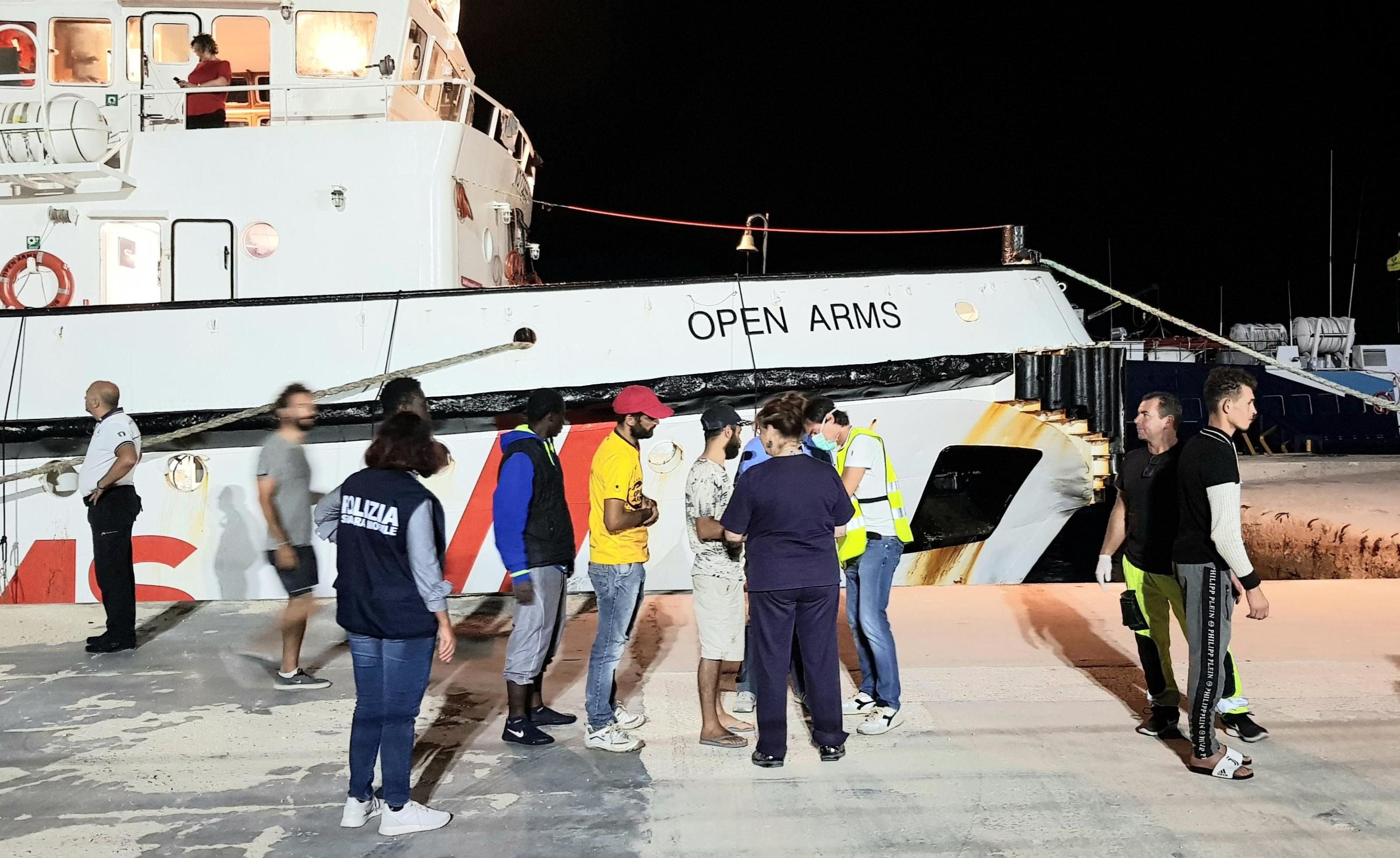 È il solito copione. La Procura sequestra Open arms e ordina: «Migranti a terra»