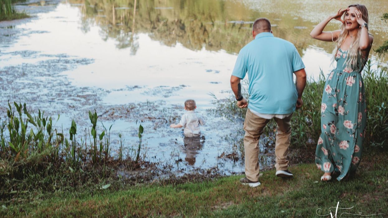 Texas family's photoshoot takes hilarious turn when toddler jumps into muddy pond
