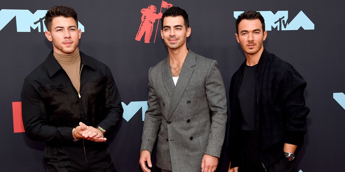 Jonas Brothers Pay Tribute to Jersey at the VMAs