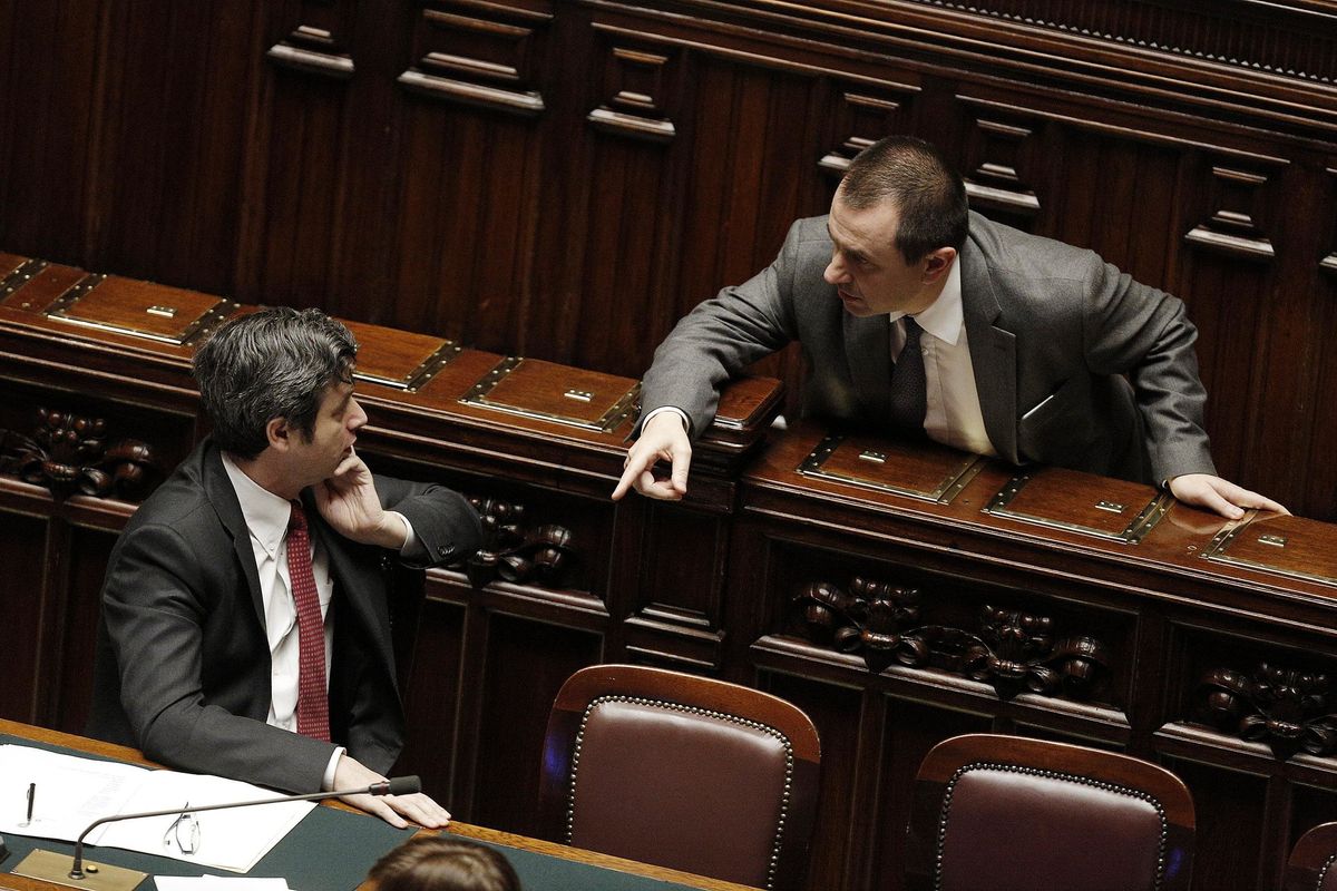 Il Pd si gioca la finta rissa coi grillini per finire la resa dei conti in casa