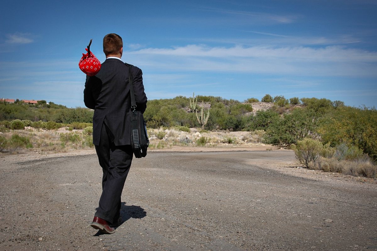 Tutti in vacanza fingendosi barboni. L’assurda moda del mendicante chic