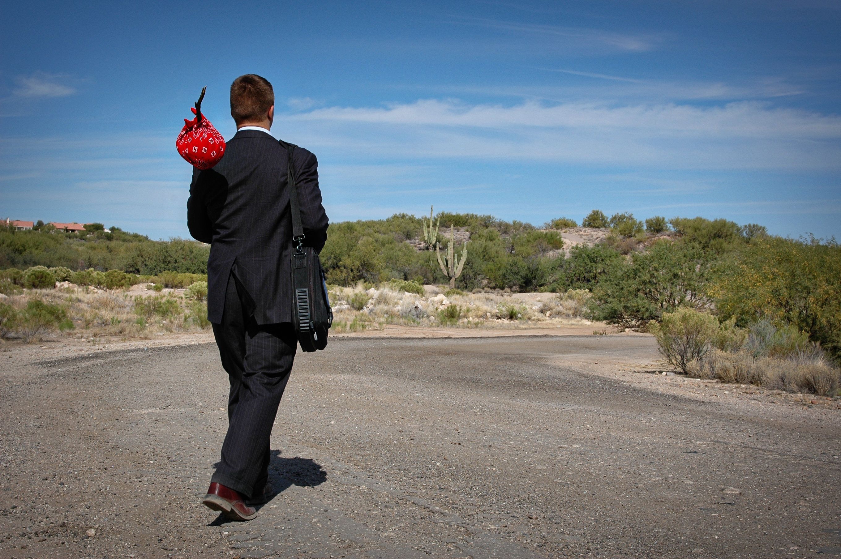 Tutti in vacanza fingendosi barboni. L’assurda moda del mendicante chic