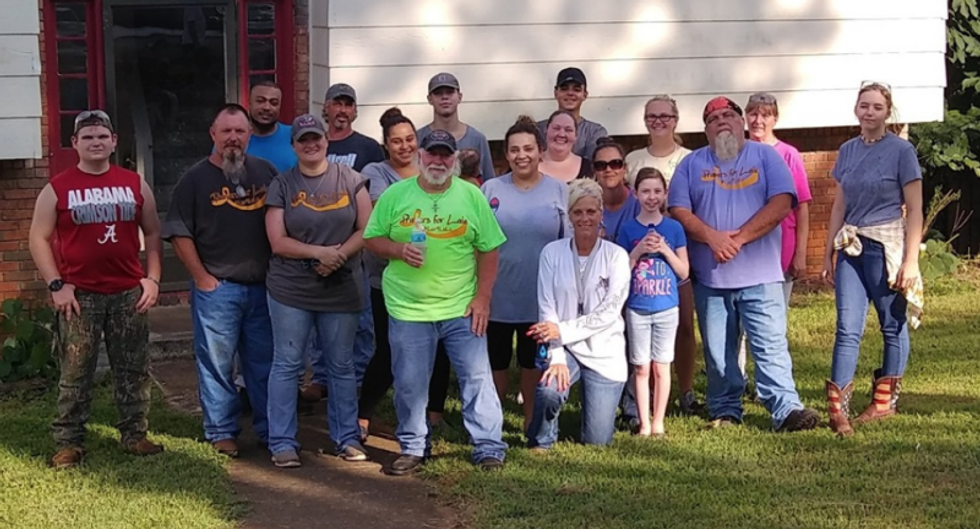 Volunteers help Randa Ragland