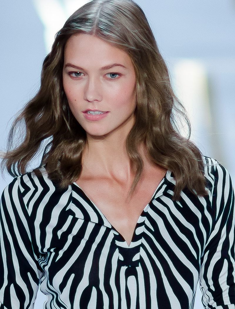 Victoria's Secret model Karlie Kloss says she quit modeling after studying  feminist theory - Upworthy, image size:800x1052