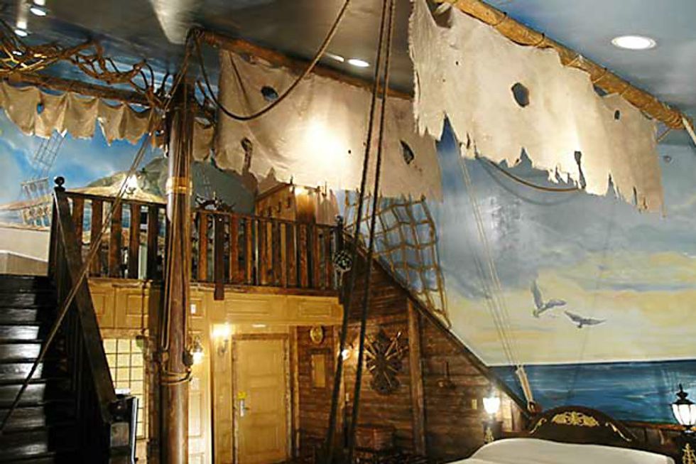 At This Theme Hotel In Kentucky You Can Stay In A Pirate Ship Or Cave Or Jungle It S A Southern Thing At This Theme Hotel In Kentucky You Can Stay In A Pirate Ship Or Cave Or Jungle It S A Southern Thing