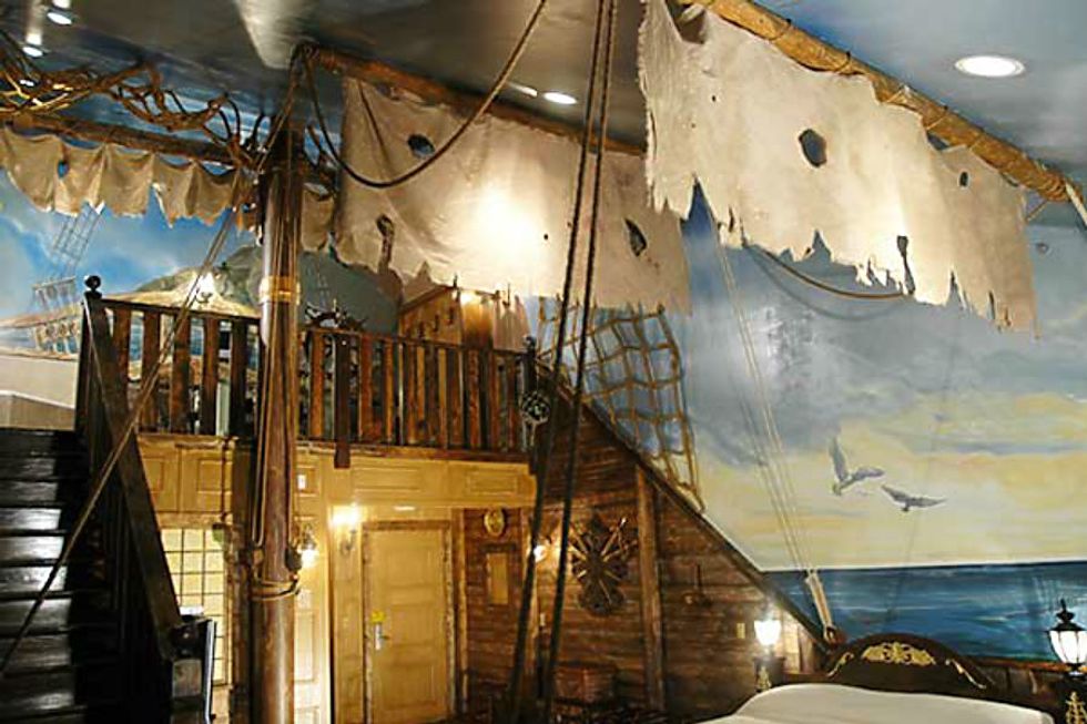 At this theme hotel in Kentucky, you can stay in a pirate ship or