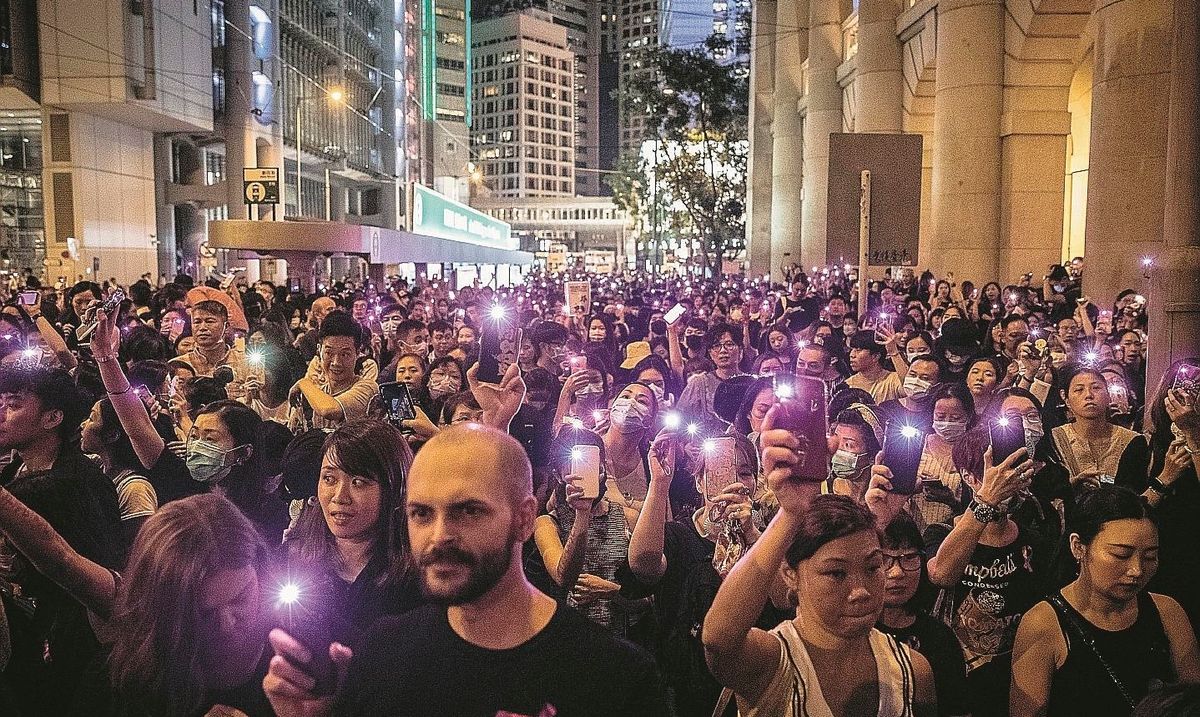 La Cina da sola contro il mondo invia 10.000 militari a Hong Kong
