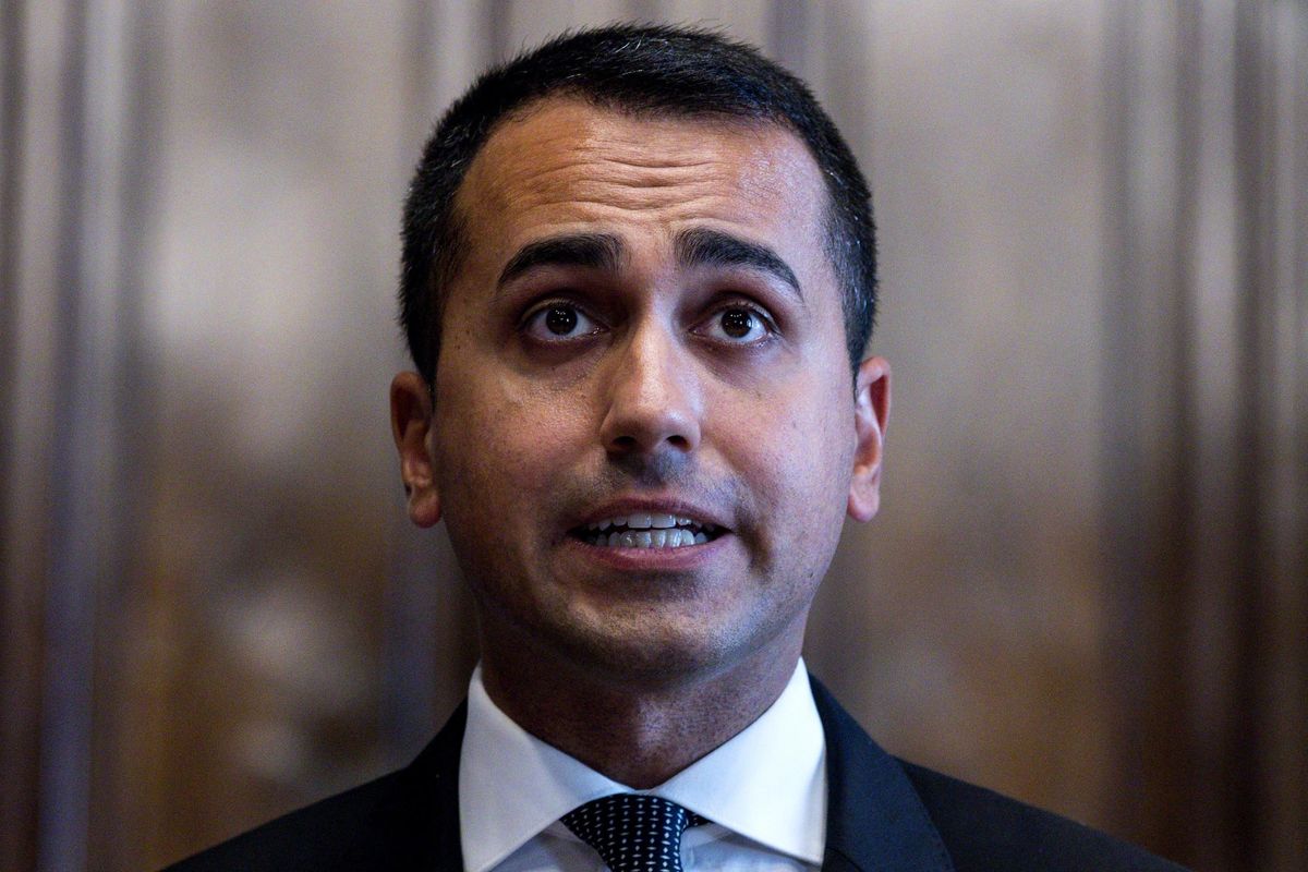 La soluzione alla grana Di Maio è mandarlo in esilio a Bruxelles