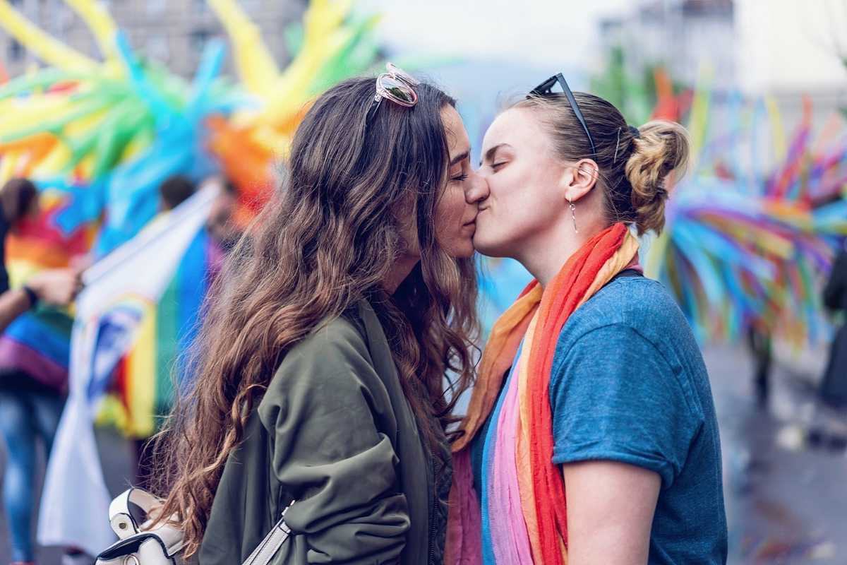 Crolla un mito: «Gay non si nasce». L’omosessualità non dipende dai geni