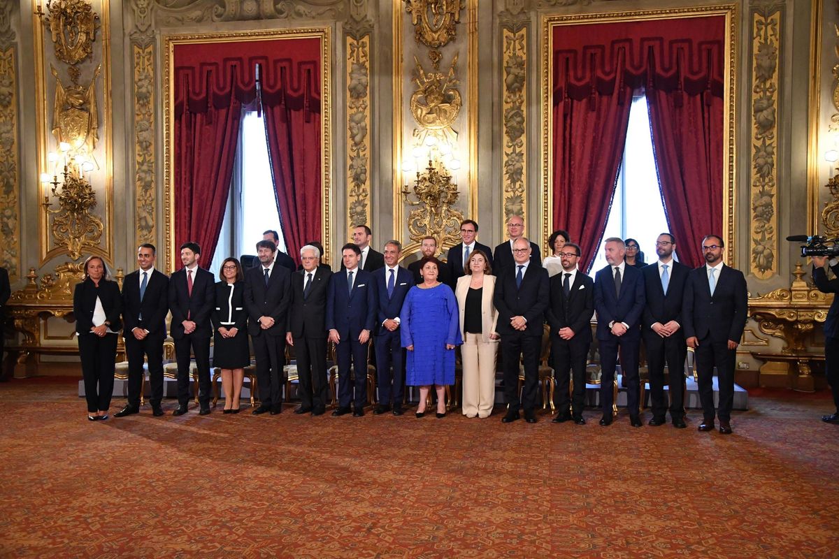 Conte si passa la campanella da solo. È un giuramento da cinepanettone