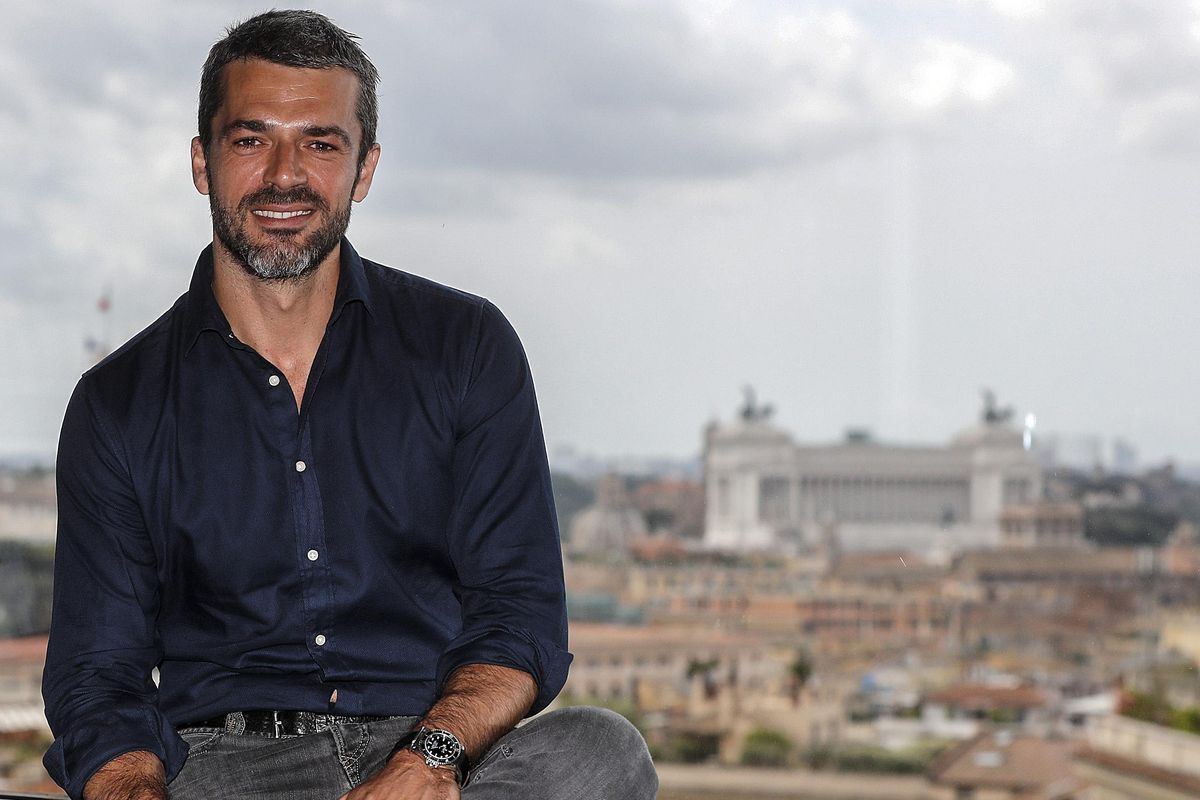 «Ha cura della casa». Argentero in croce per un complimento alla sua innamorata