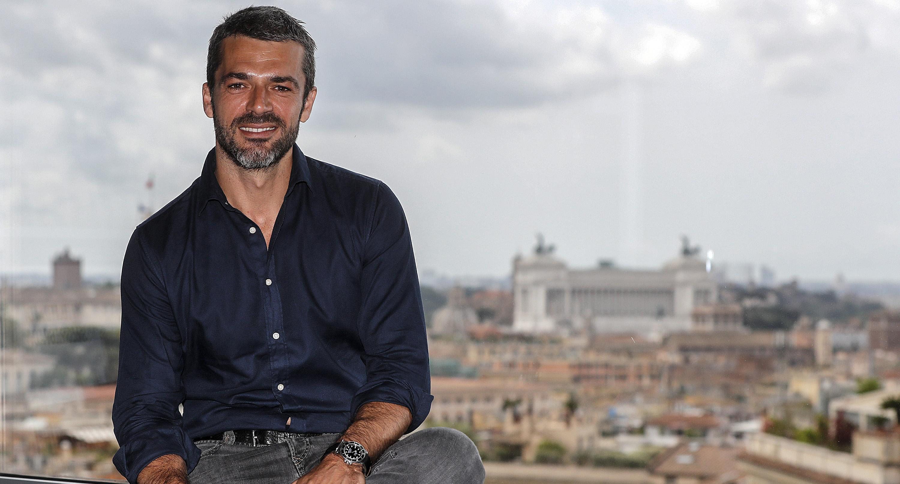 «Ha cura della casa». Argentero in croce per un complimento alla sua innamorata