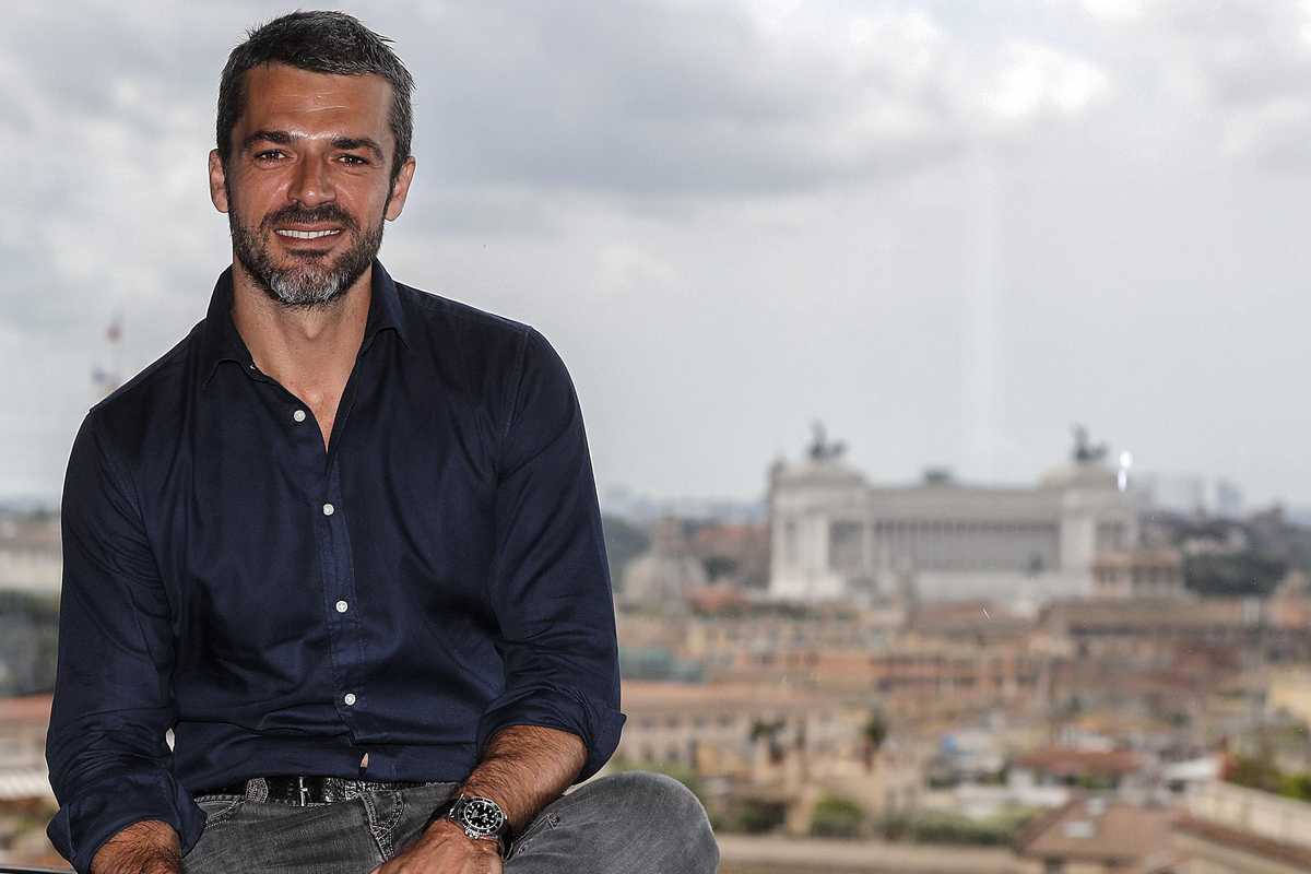 «Ha cura della casa». Argentero in croce per un complimento alla sua innamorata