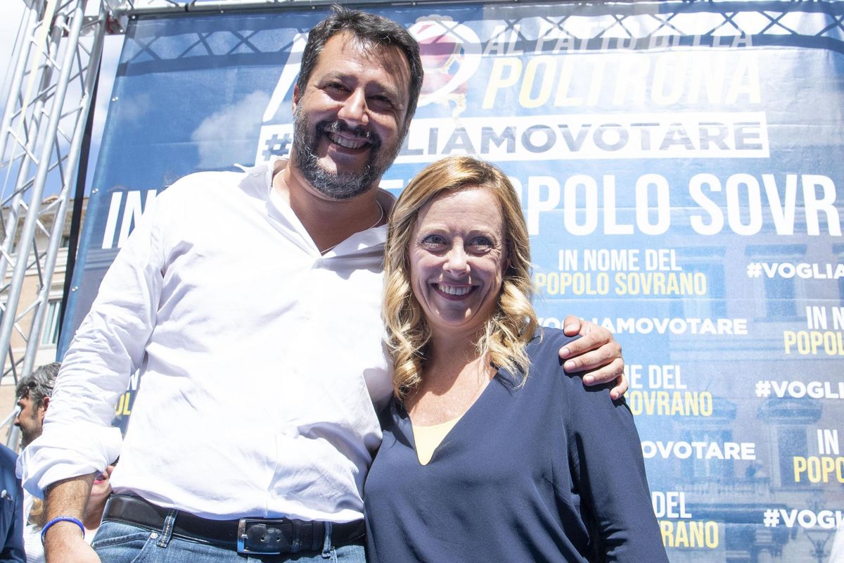 Il popolo anti inciucio circonda il palazzo: «Diciamo no al patto della poltrona»