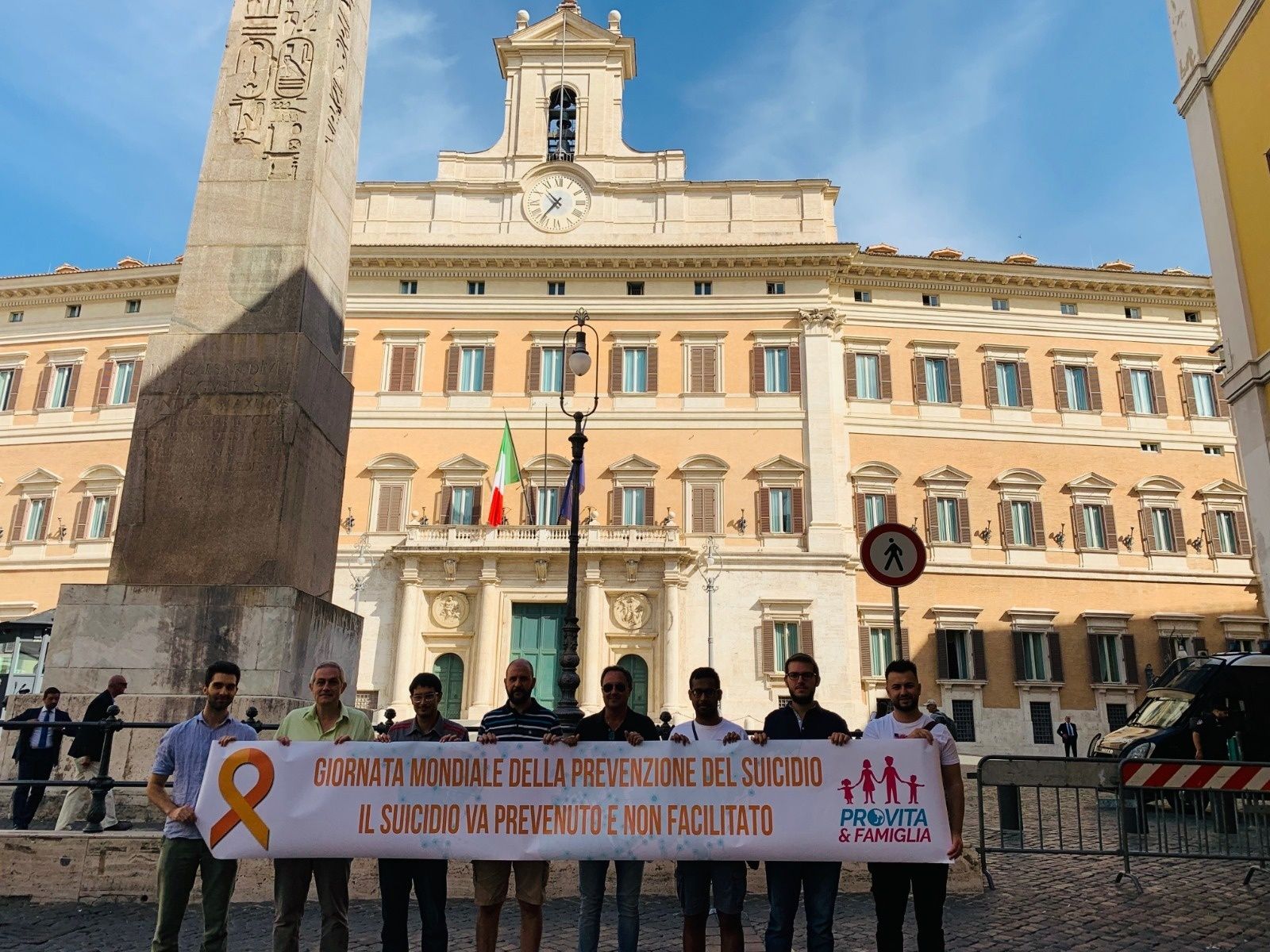 Flash mob a Montecitorio, Pro Vita & Famiglia: «Una sfida globale: non si può aiutare al suicidio»