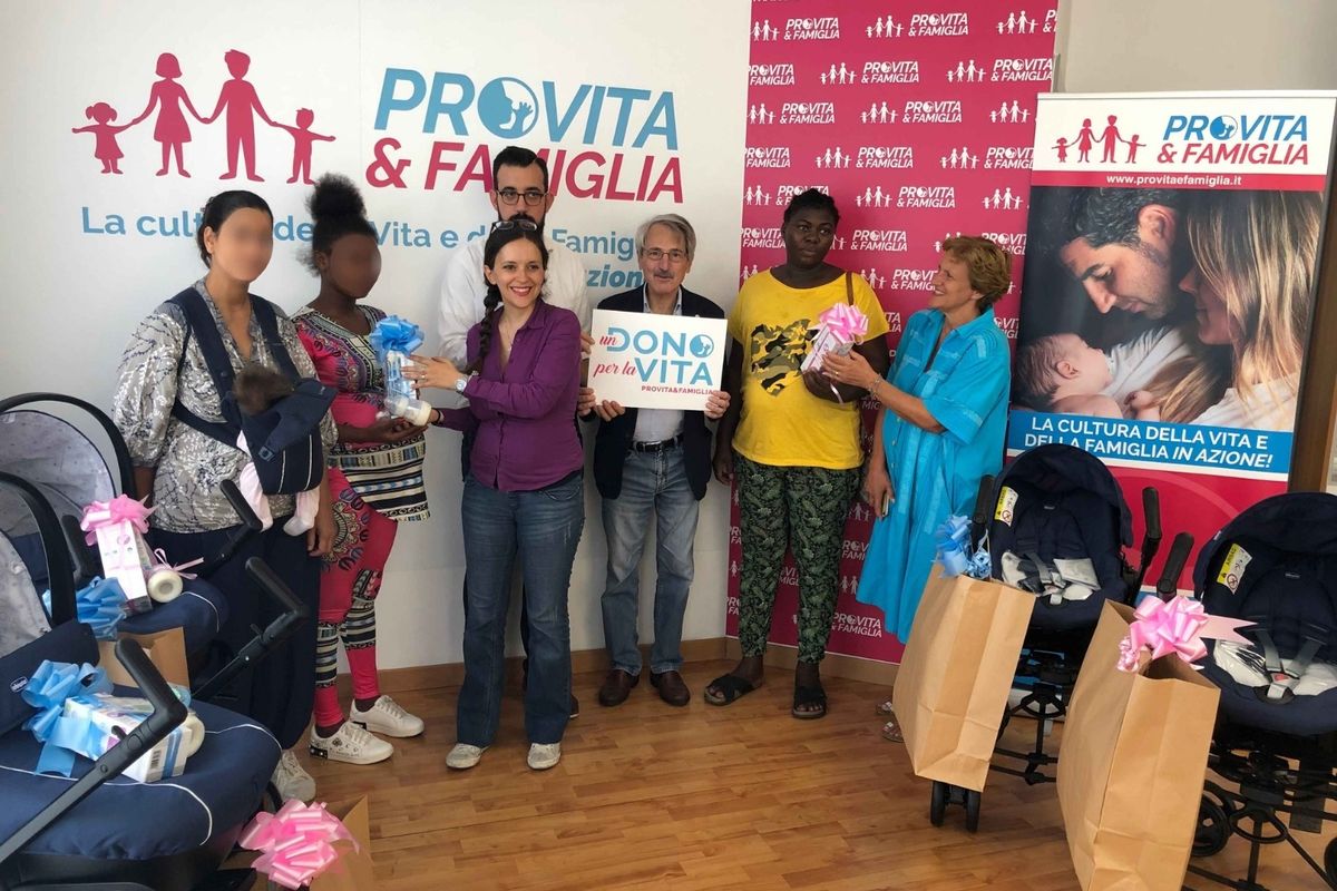 Pro Vita & Famiglia: «Oggi consegniamo i primi passeggini a quattro mamme coraggio»