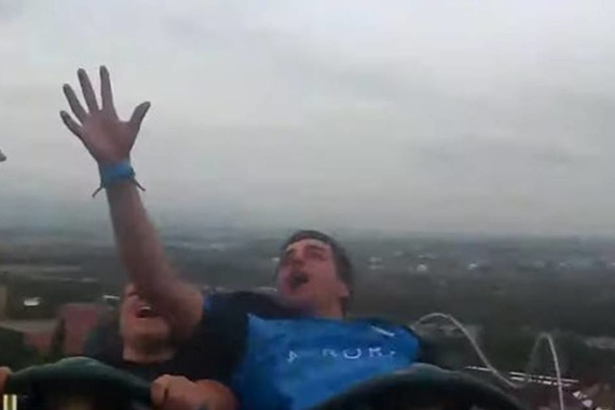 Guy makes legendary catch after rider loses their phone on a roller coaster