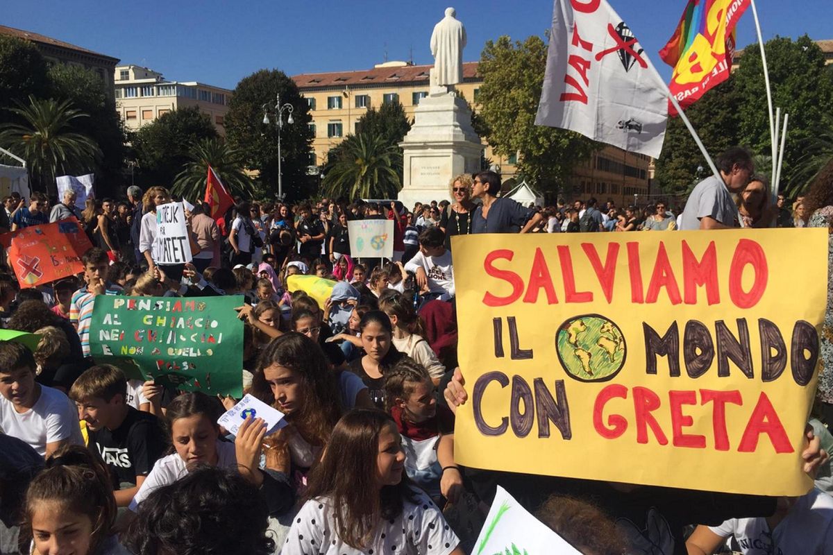 I giovani in piazza contro i potenti ricevono l’applauso di tutti i potenti