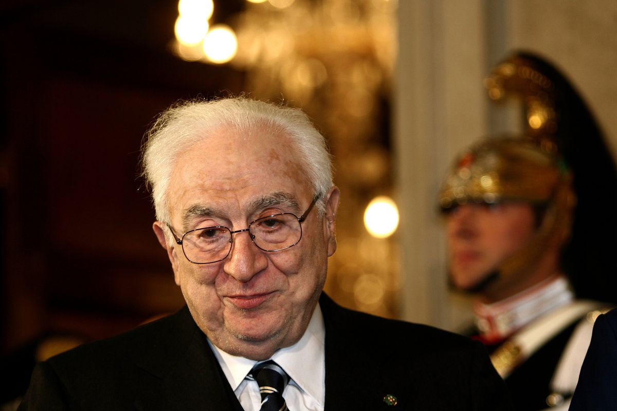 Il presidente picconatore dei luoghi comuni e dei finti misteri italiani