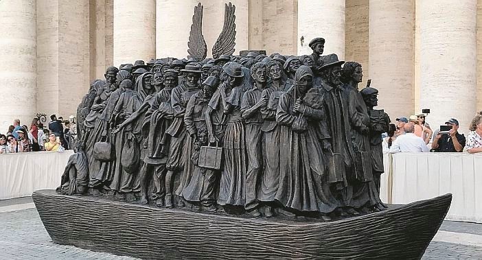 Riprendono gli sbarchi e Bergoglio li benedice