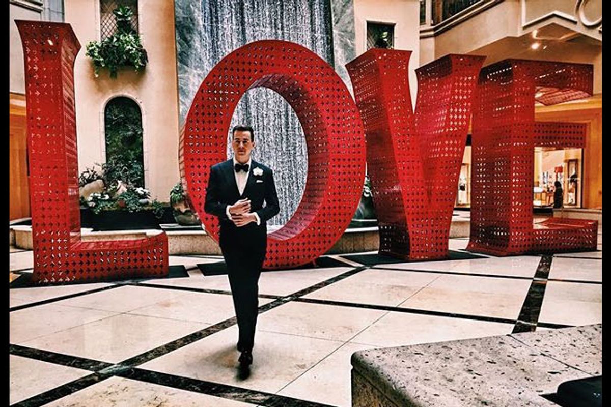 Sean Murray in a Las Vegas lobby in a tuxedo.