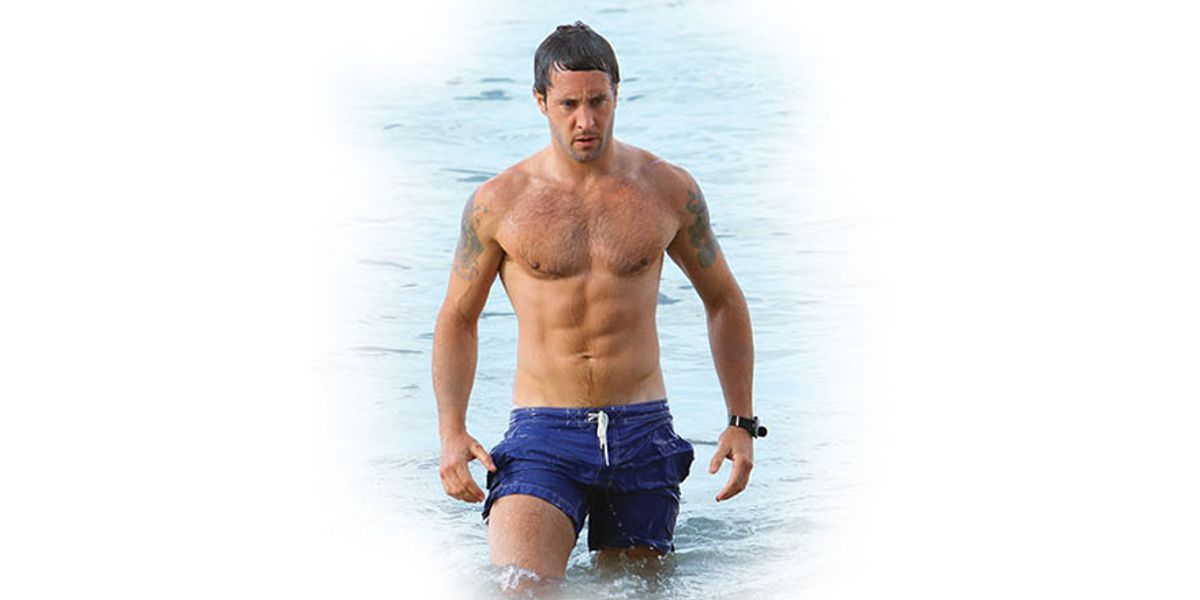 Alex O'loughlin Sexy Photo's - Get Alex O'Loughlin's Hot Swim Trunks Look - Watch Magazine