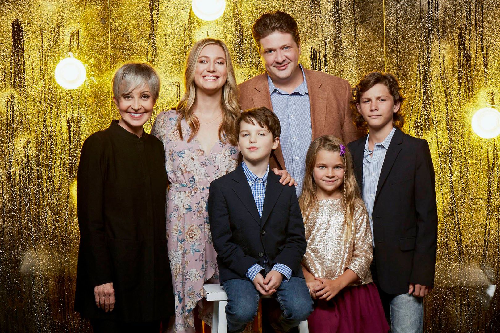 The cast of Young Sheldon poses for a family portrait.