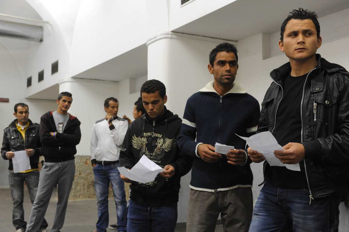 Pronti, via: reddito di cittadinanza
più facile per altri 500.000 stranieri