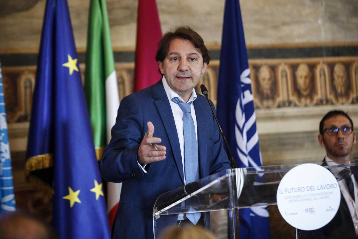 Ritocchino al reddito di cittadinanza. Soldi facili a 500.000 stranieri in più