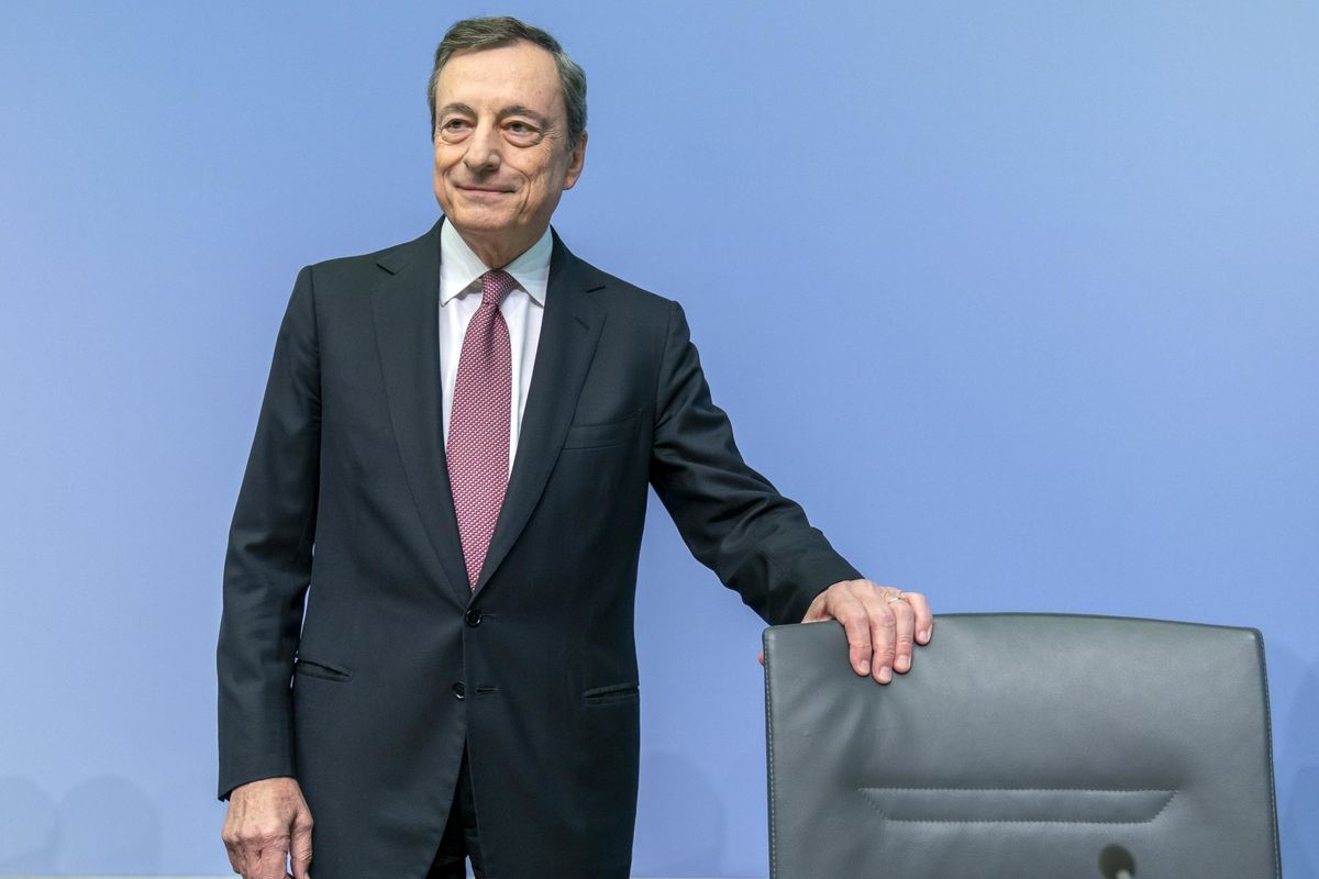 Draghi riapre il portafogli della Bce. Lo spread crolla e Trump si infuria