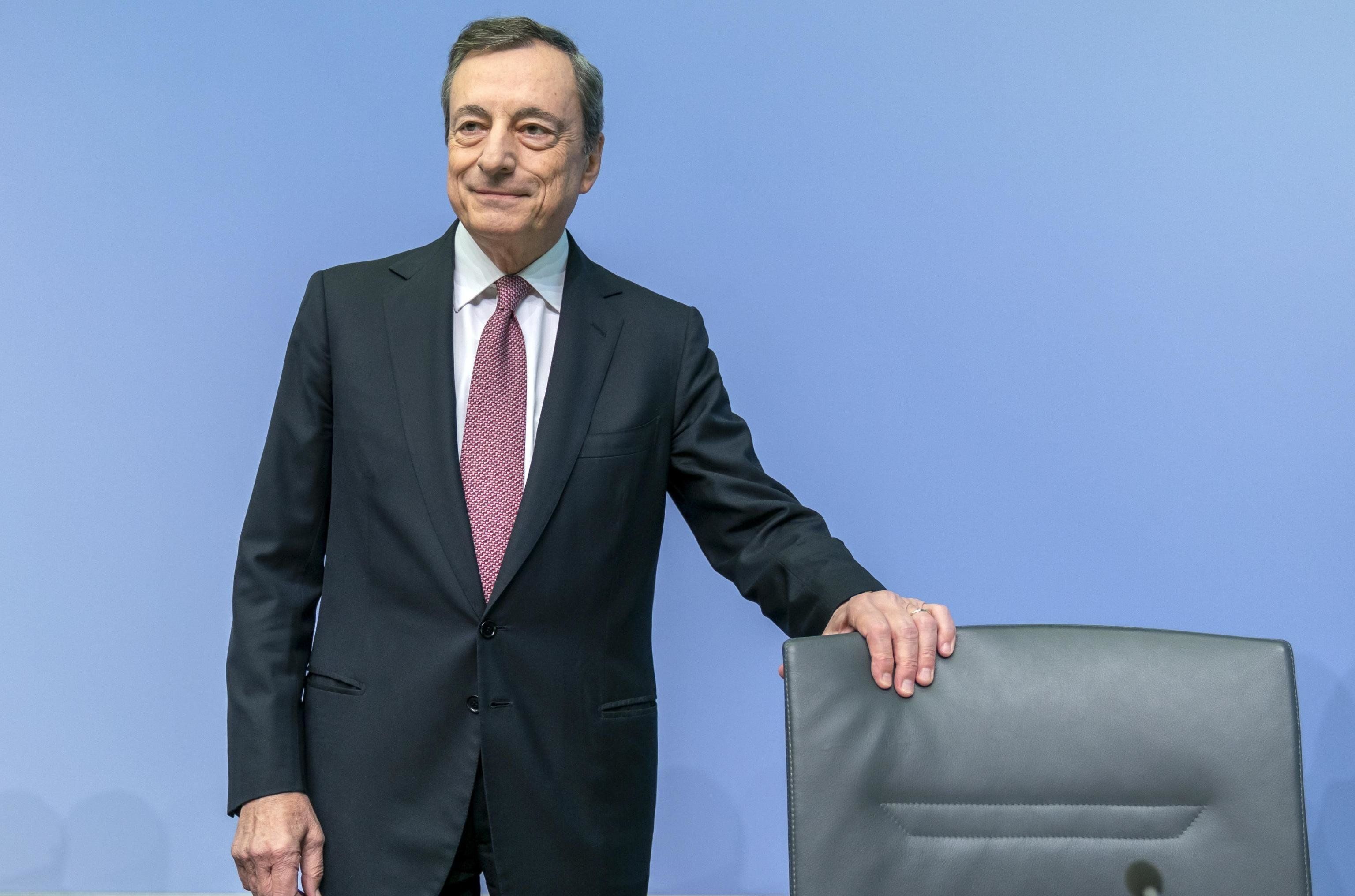 Draghi riapre il portafogli della Bce. Lo spread crolla e Trump si infuria