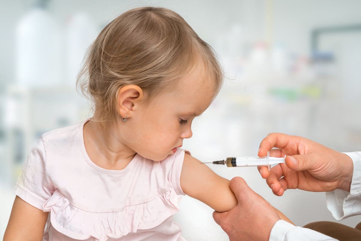 Bambini e Regioni in pieno caos per i vaccini