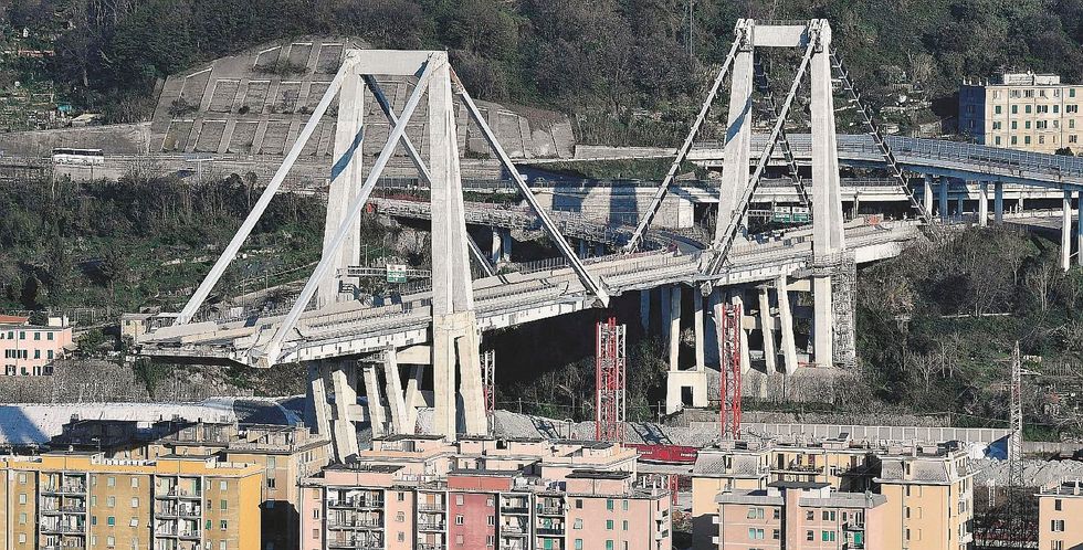 Autostrade crolla in testa al governo. Di Maio all'attacco, dem in imbarazzo