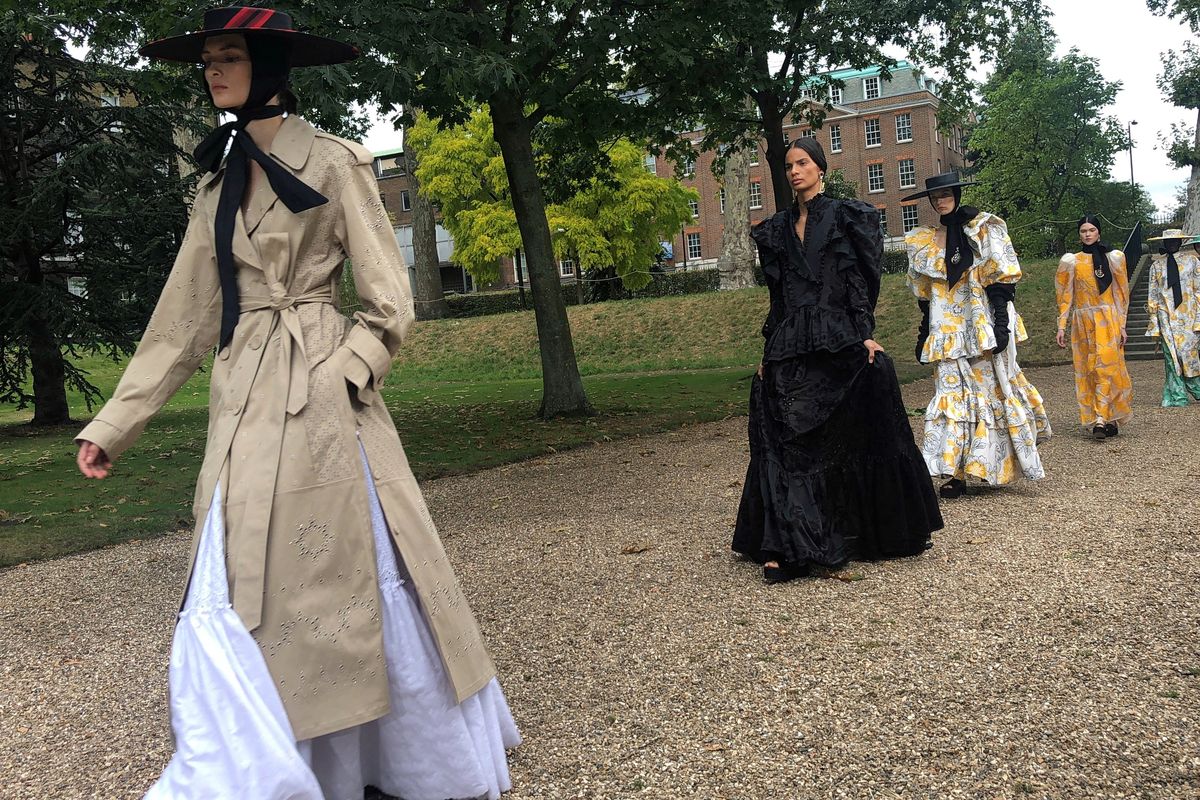 Addio capelli lisci. Il look più sexy è quello come appena uscite dal letto